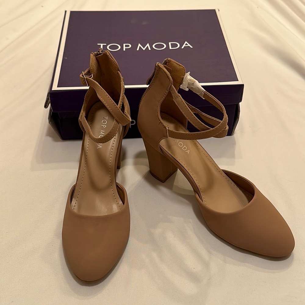 NWB Top Moda Women’s suede pointy toe nude heel size 6.5